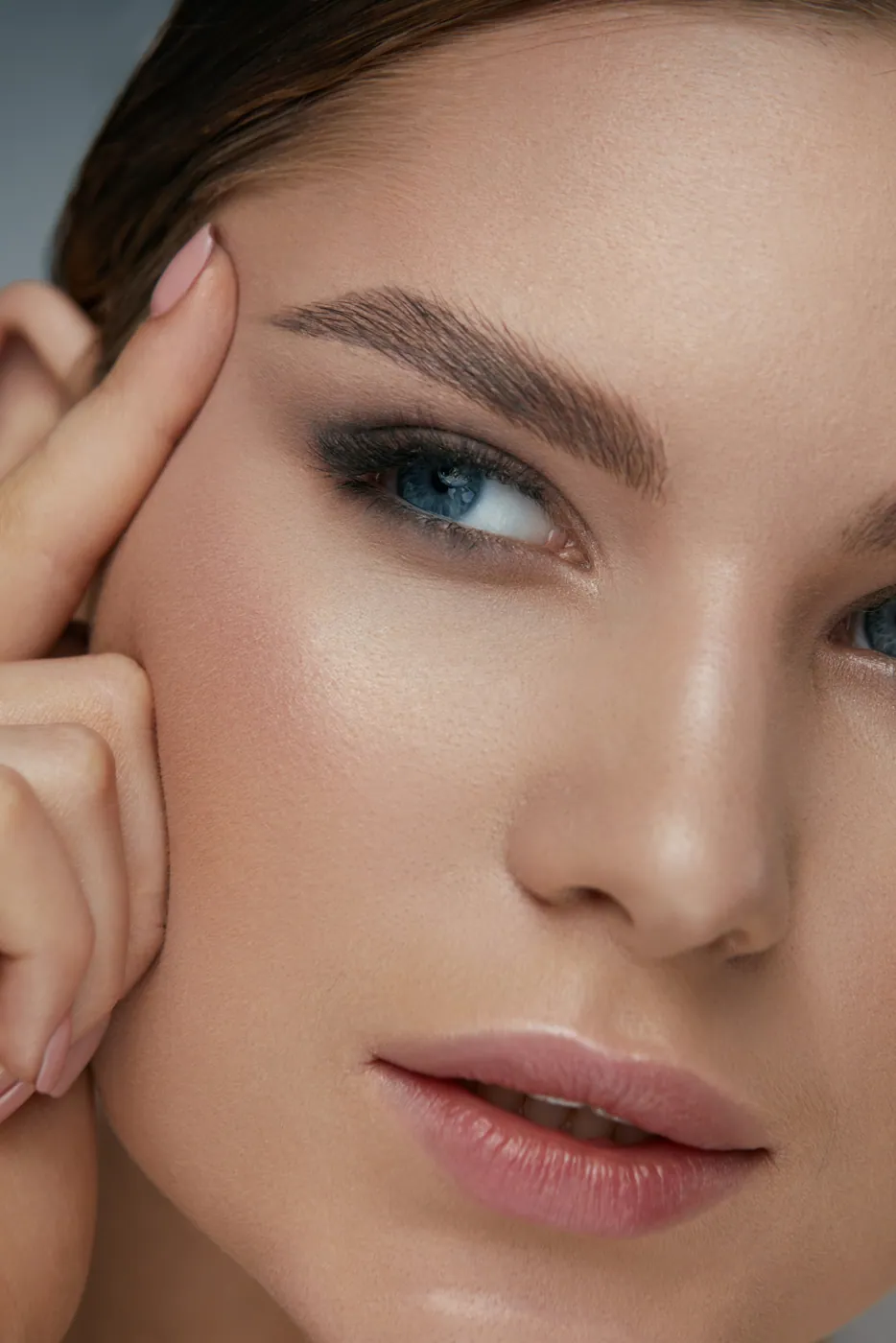 Gepflegtes Gesicht mit natürlichem Make-up